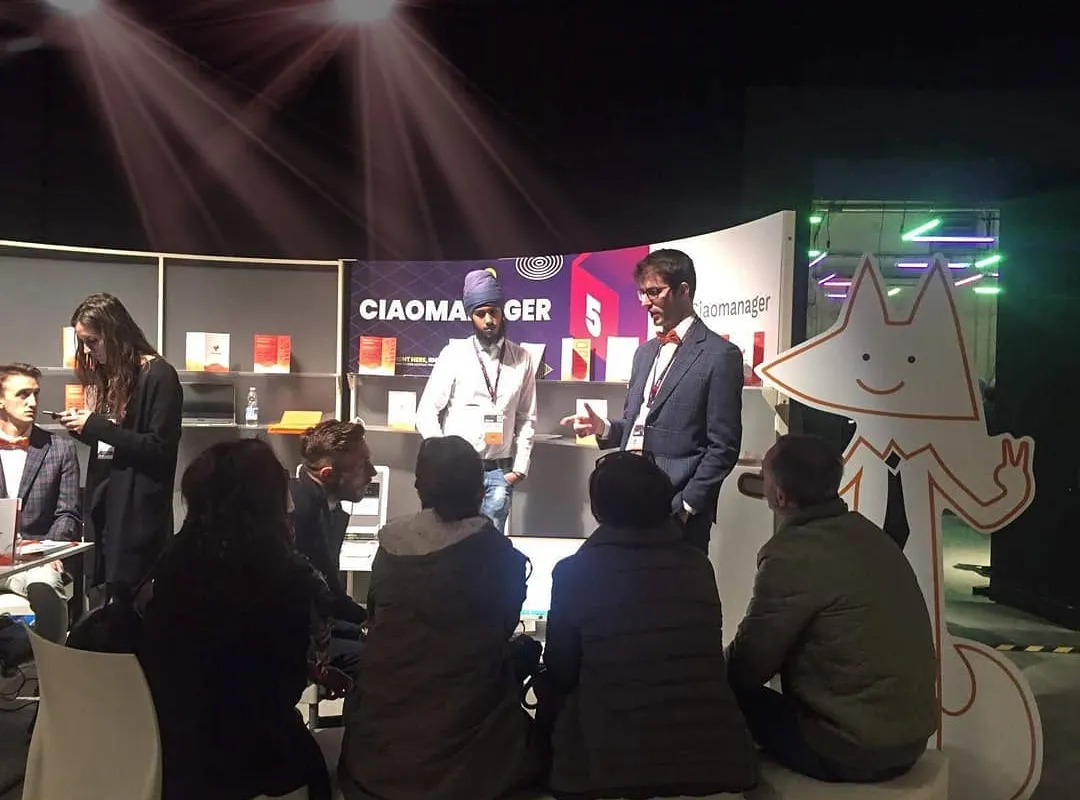 Stand Ciaomanager a BTO 2019, Stazione Leopolda Firenze, con la mascotte Sinapsi
