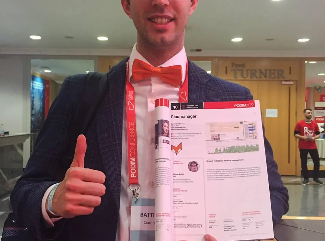 Filippo Battiti a PODIM Conference 2019, Maribor, con la brochure di Ciaomanager