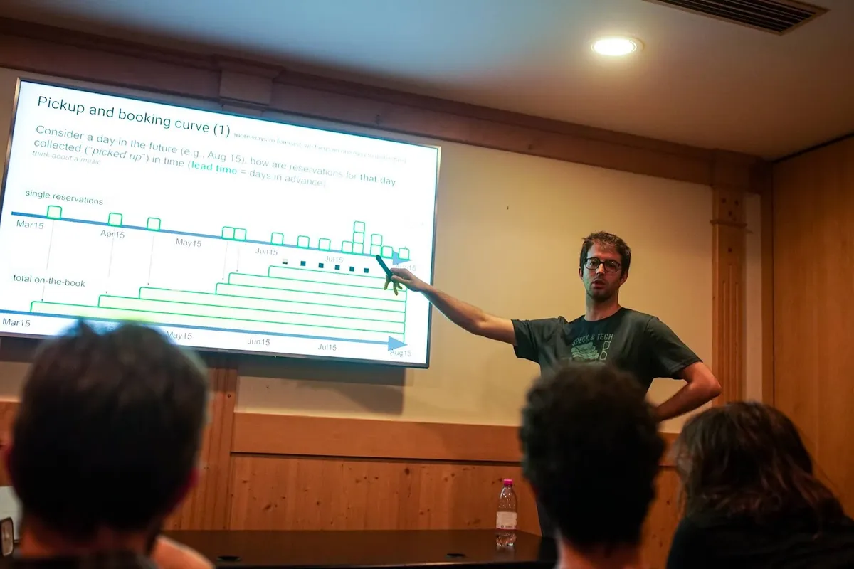 Filippo Battiti sul palco a Speck&Tech Retreat 2019, con slide Pickup and booking curve