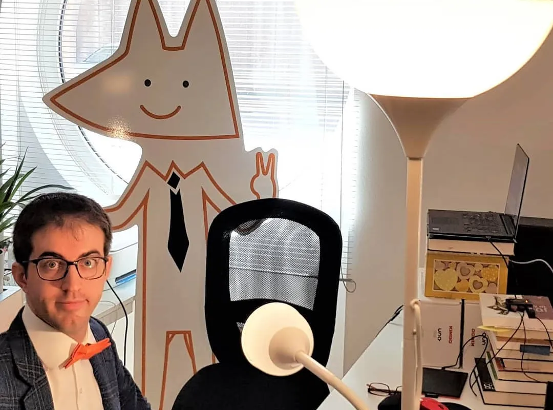 Filippo Battiti durante il webinar Il pricing 2020, con la mascotte Sinapsi
