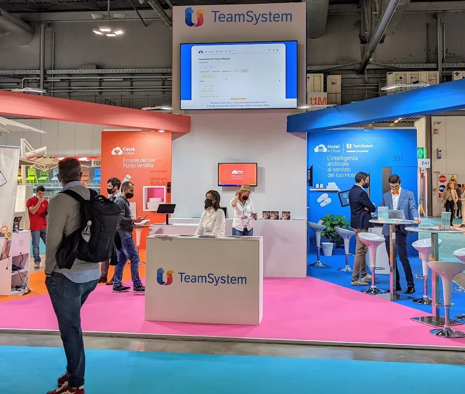 Stand TeamSystem a HOST Milano 2021, con cartello “L'intelligenza artificiale al servizio del tuo Hotel”
