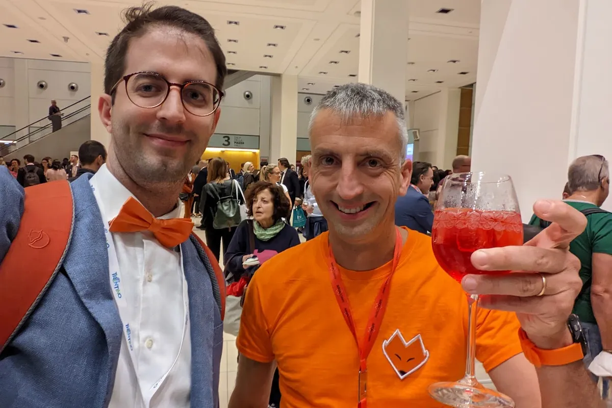 Filippo Battiti con un collega in maglia Sinapsi a Hospitality Day 2022, Rimini