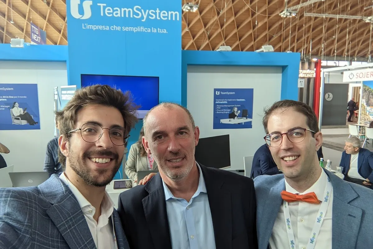 Filippo Battiti con il team allo stand TeamSystem al TTG Travel Experience 2022, Rimini