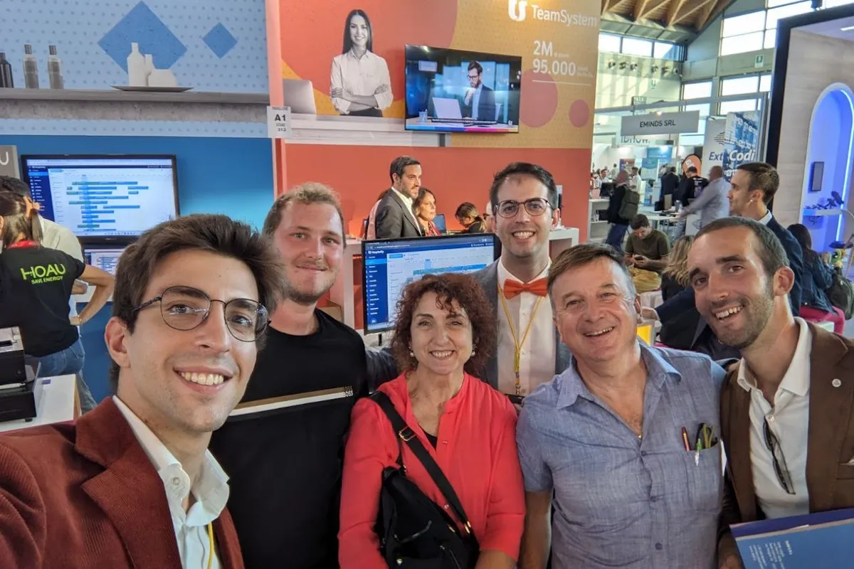 Filippo Battiti con un gruppo di colleghi e clienti allo stand TeamSystem al TTG Travel Experience 2023, Rimini