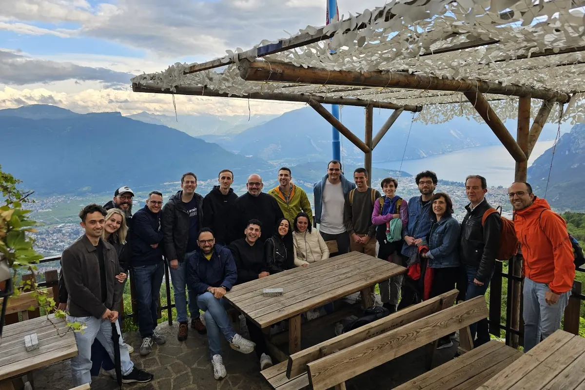 Team Ciaomanager in un rifugio panoramico sul Lago di Garda, ritrìt aziendale 2024