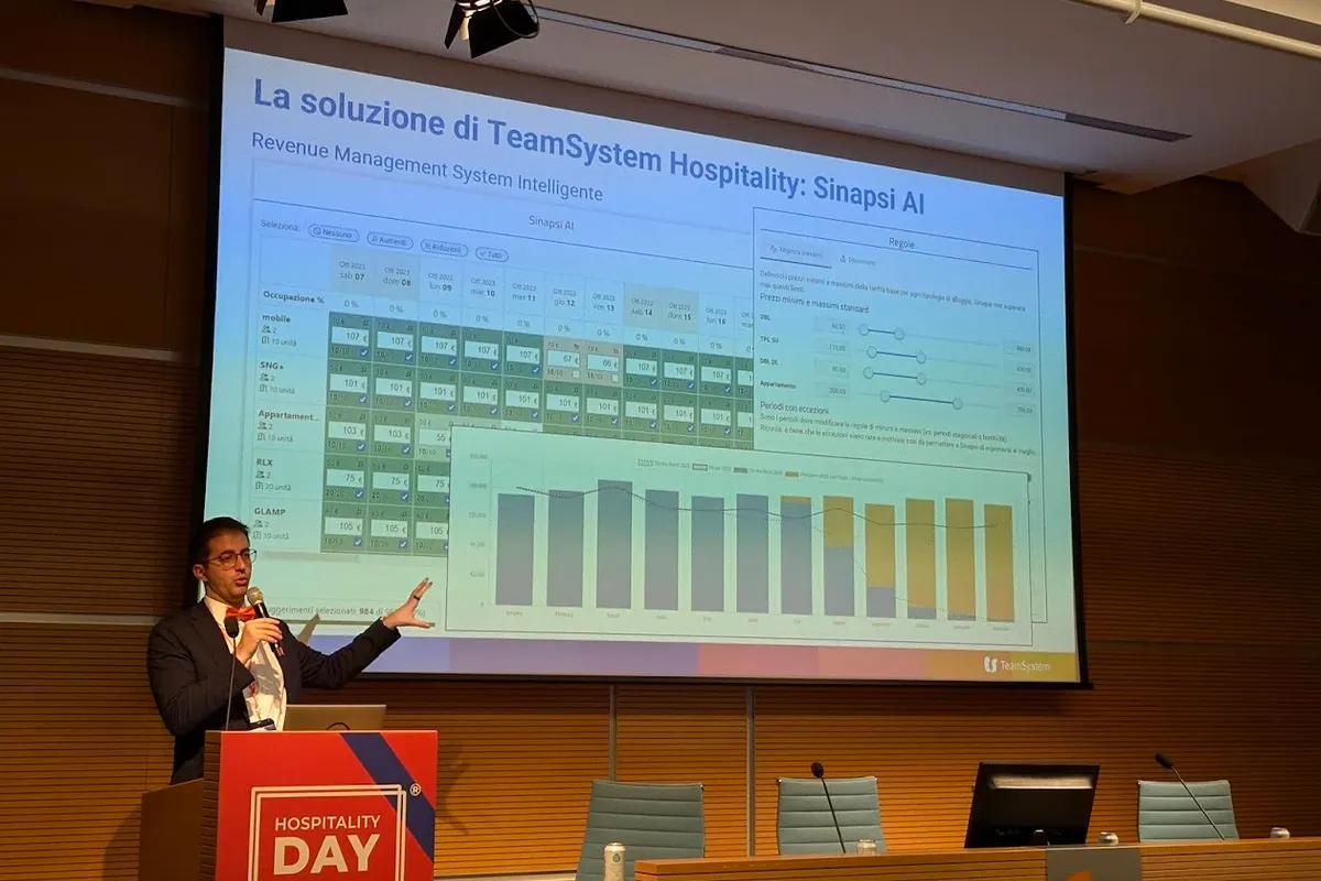 Filippo Battiti speaker a Hospitality Day 2024, Rimini, sul palco con slide Sinapsi AI