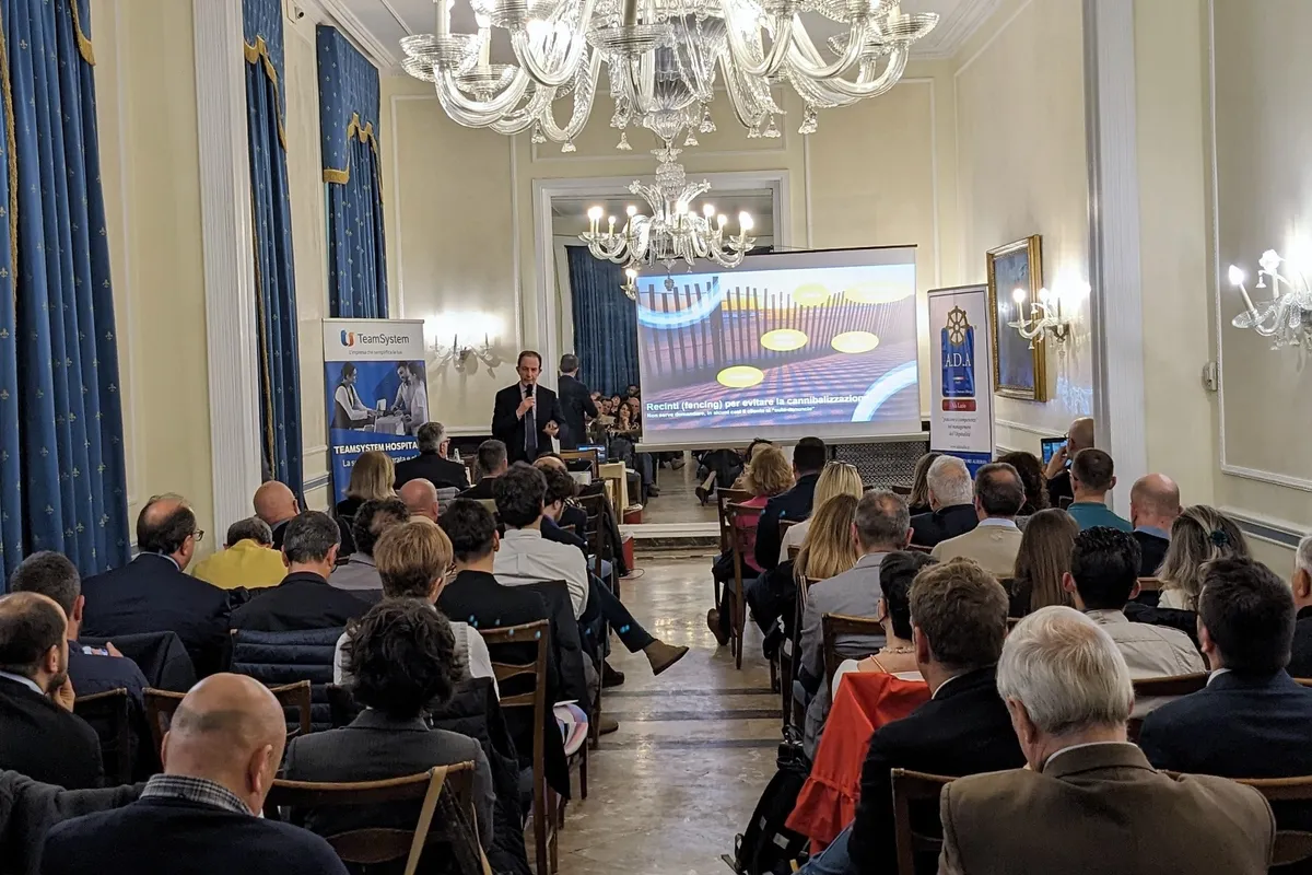 Filippo Battiti sul palco a Intelligenza Artificiale e Fattore Umano - ADA 2023